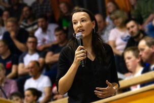 Anni Neudorfer während einem Vortrag | © Land schafft Leben