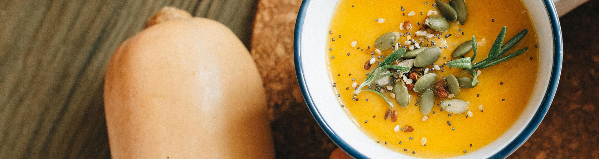 Kuerbissuppe auf Tisch | © pexels.com