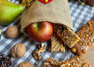 regionales Nikolosackerl mit Äpfel, Birnen, Walnüssen, Lebkuchen, Müsliriegel | © Land schafft Leben