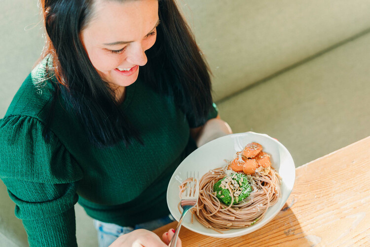 Frau isst gesunde Spaghetti | © Land schafft Leben