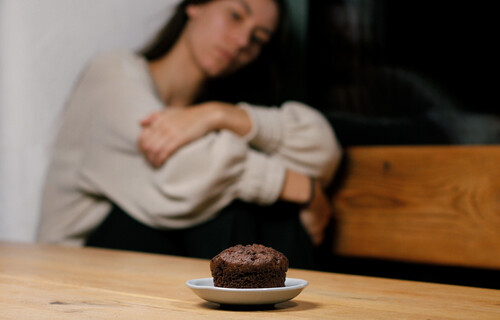 Frau sitzt traurig neben Muffin | © Land schafft Leben