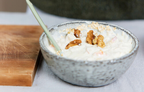 Schüssel Joghurt mit Nüssen | © Land schafft Leben