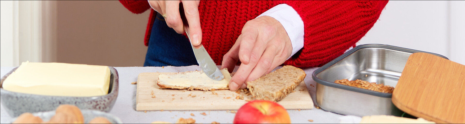 Frau streicht Butter auf ein Weckerl | © Land schafft Leben