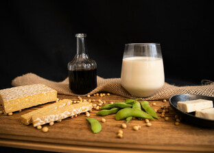 Tempeh, Sojabohnen, Edamame, Sojasauce, Sojadrink, Tofu | © Land schafft Leben