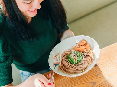 Frau isst gesunde Spaghetti | © Land schafft Leben