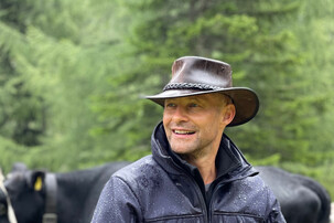 Portrait von Hannes Royer auf der Alm | © Land schafft Leben